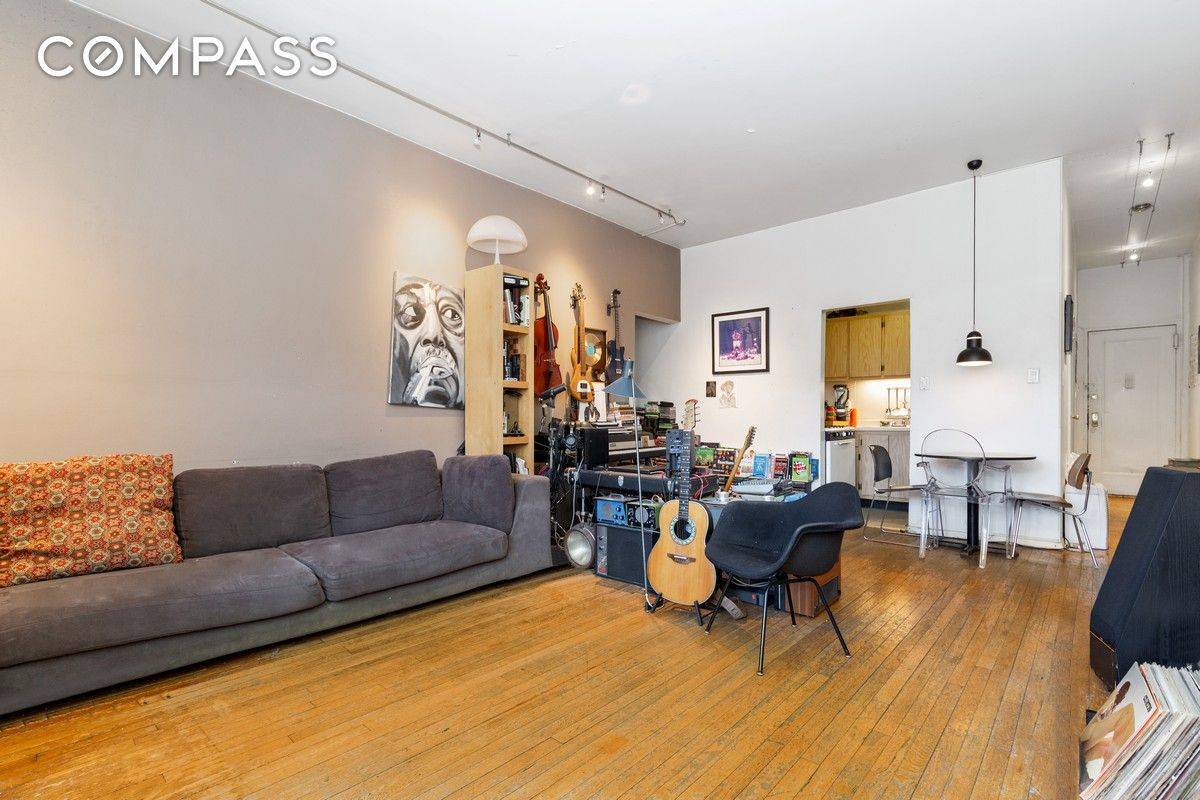 430 Clinton Avenue 2G is a spacious 1 bedroom, 1 bathroom with high ceilings and the potential to make it your own.