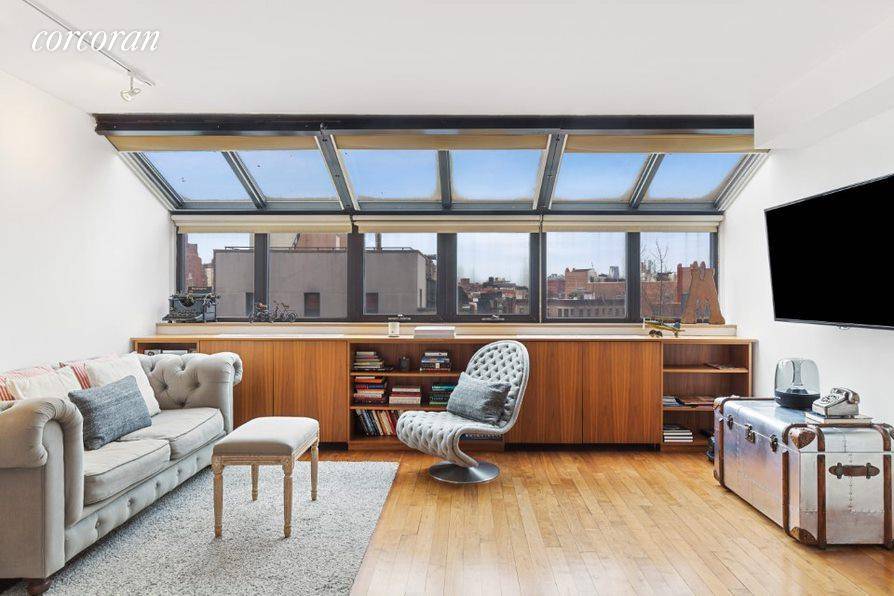 Spectacular Solarium Studio This incredible, south facing home simply stuns with a dramatic 15 foot expanse of solarium windows overlooking the townhouse gardens of 13th Street with open views extending ...