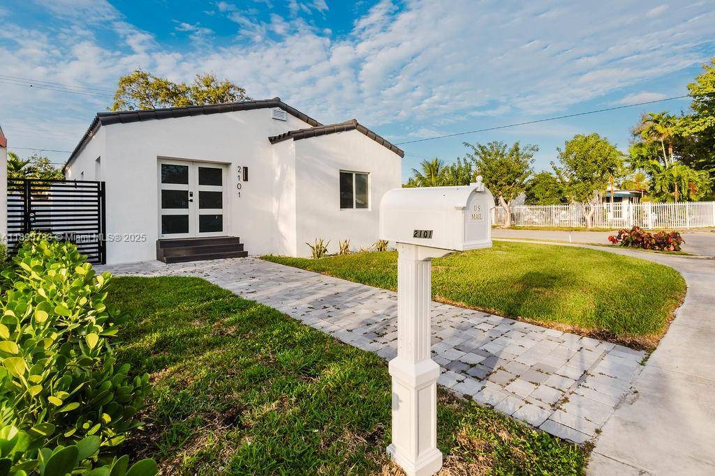 Perfectly situated just minutes away from Coral Gables amp ; Coconut Grove Discover this beautifully remodeled 4 bedroom, 4 bath home.