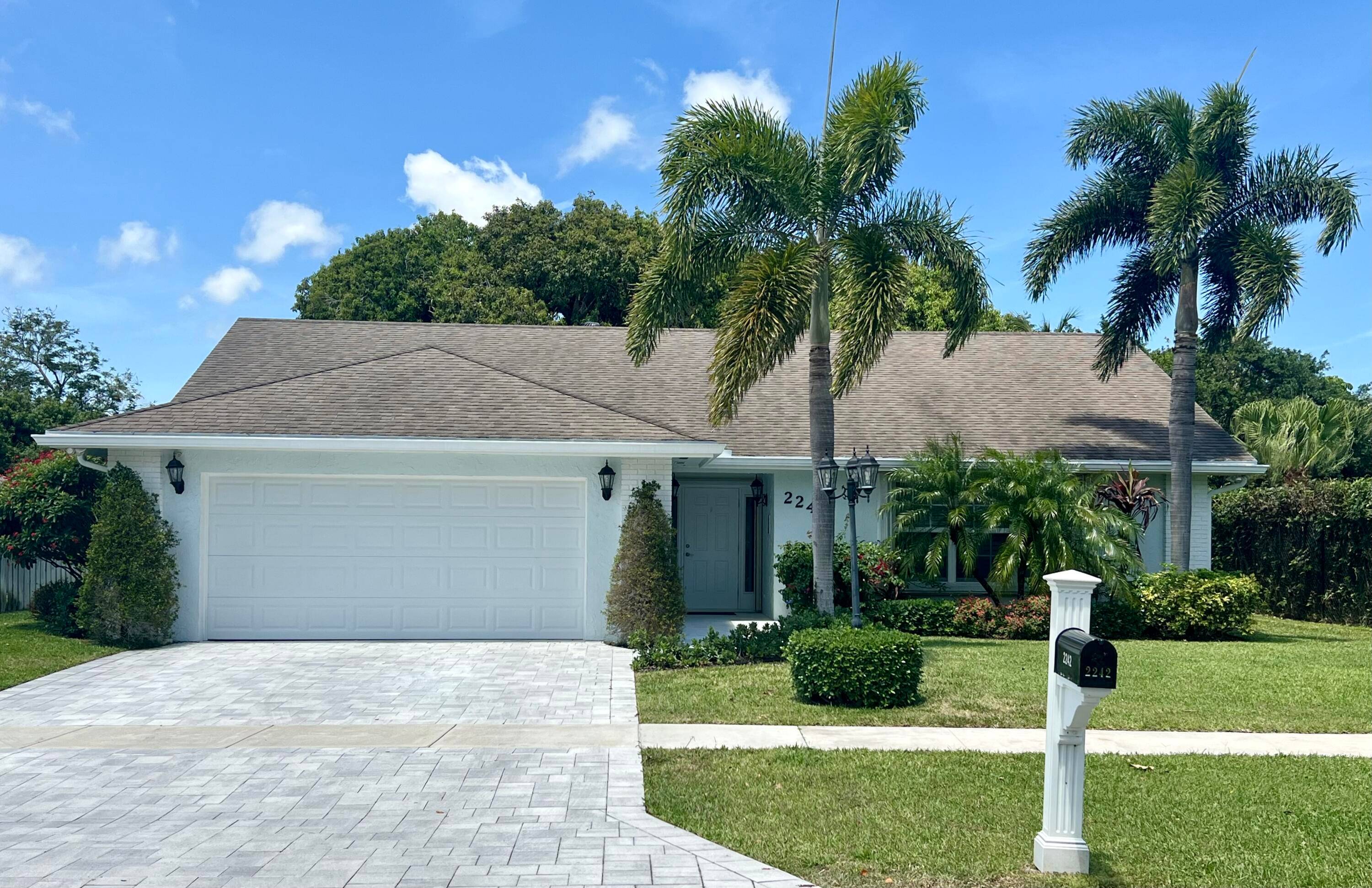 This beautiful 3 bedrooms 2 bathrooms home on Gabriel Lane boast a wide open and spacious floor plan which is perfect for in door entertainment.