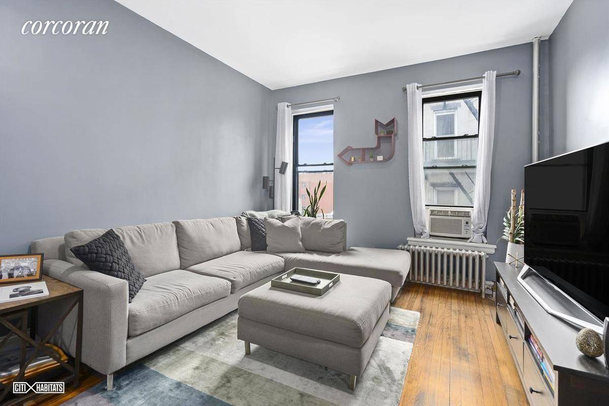 Amazing one bedroom with high ceilings and recently renovated, open kitchen with granite counter tops and stainless steel appliances.