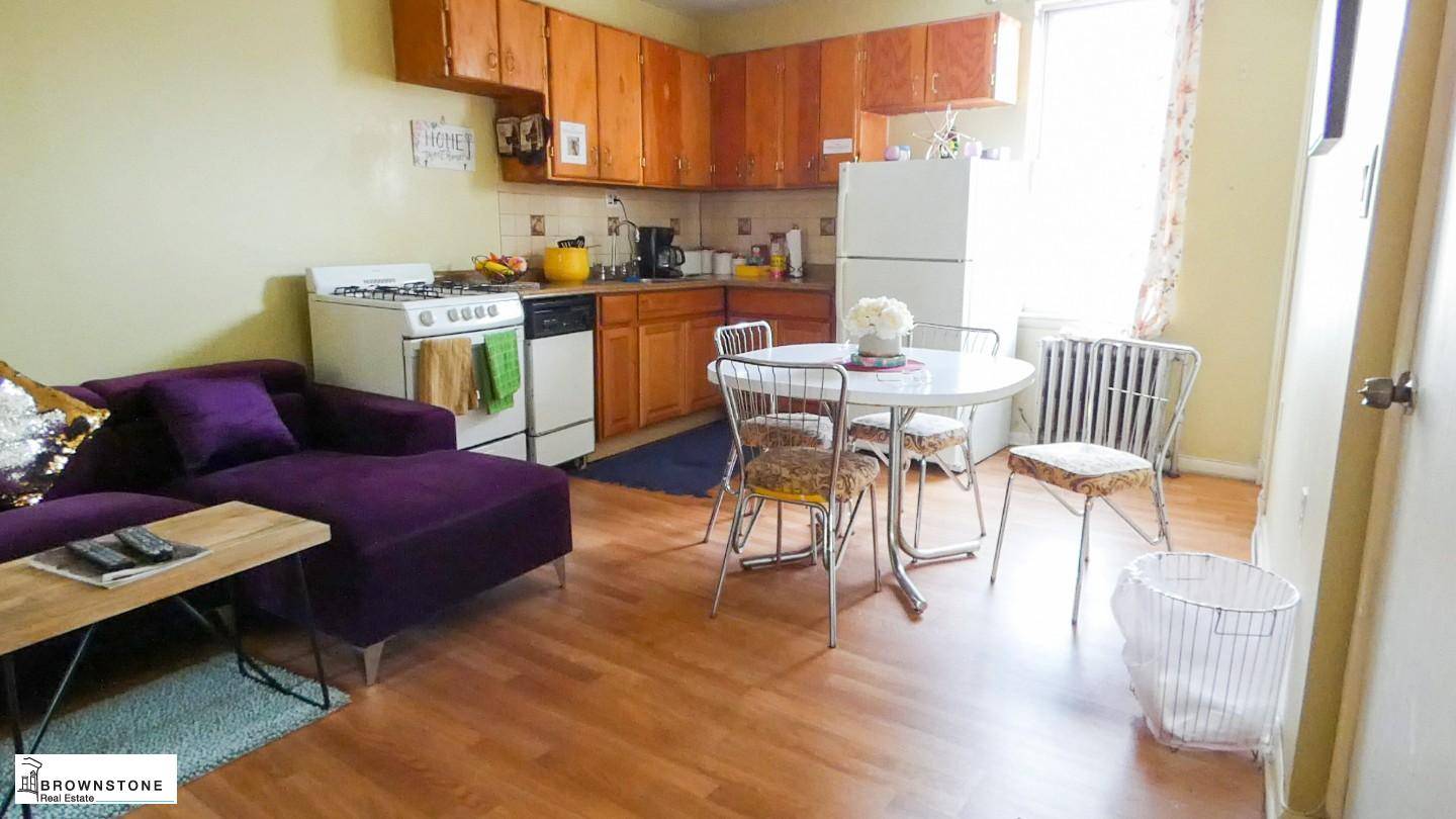 This is a sweet No Fee two bedroom apartment in the heart of Park Slope South.
