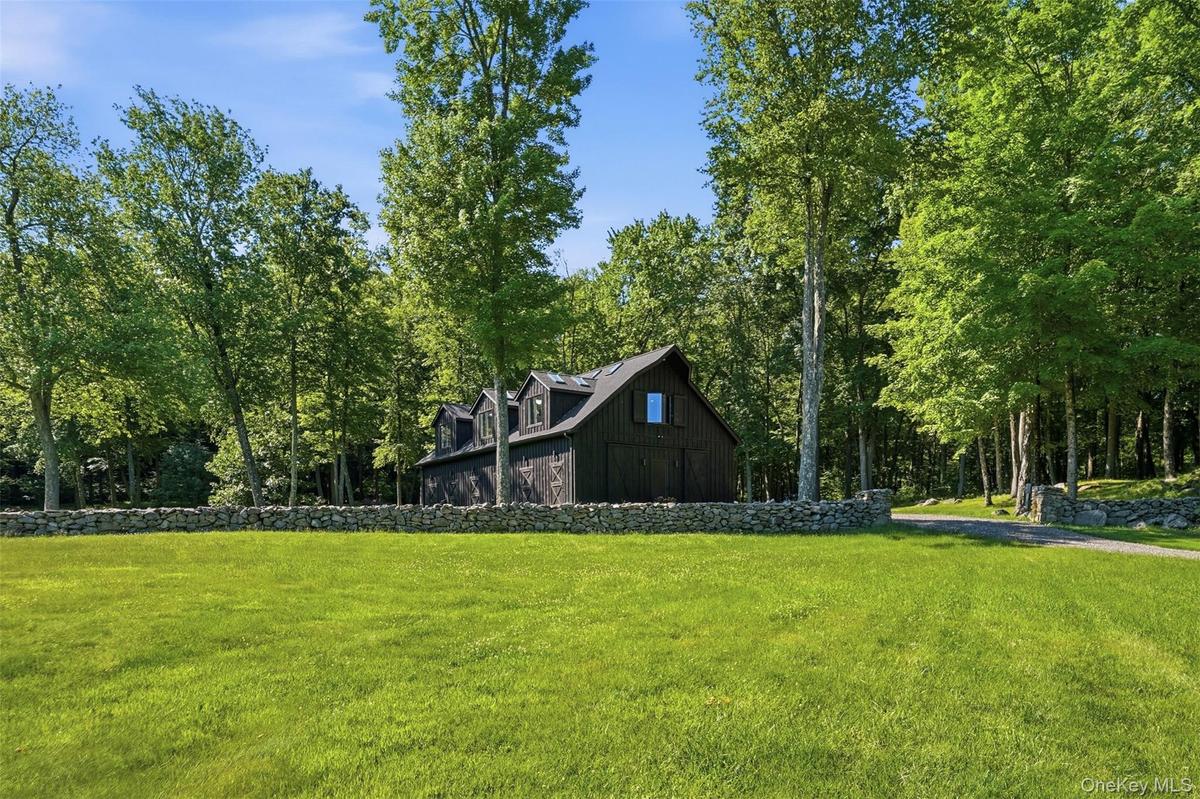 Newly renovated , 2-story 3600 square foot barn