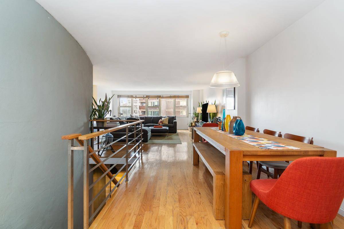 Move right in to this spacious, sunny and quiet duplex apartment !