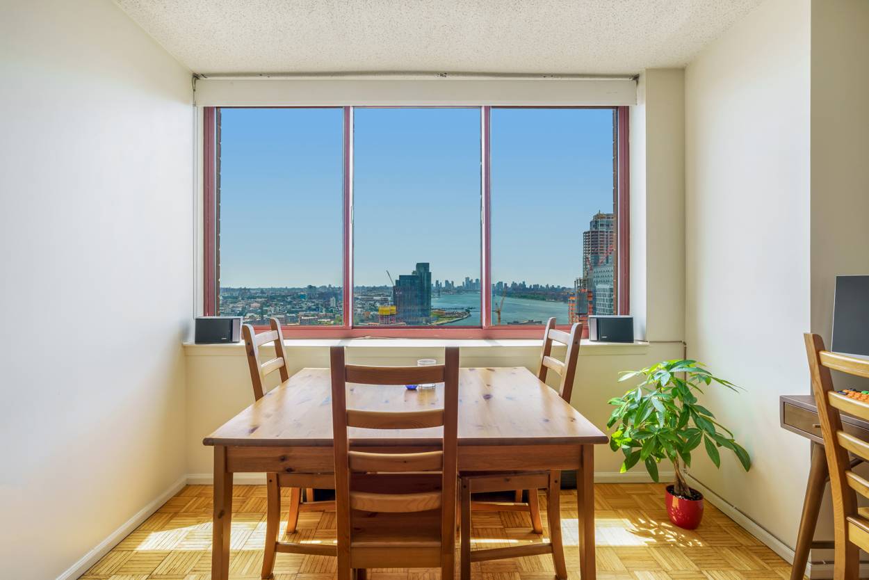 This beautiful one bedroom apartment is on the 30th floor with open south facing views of Manhattan, Brooklyn and the East River.