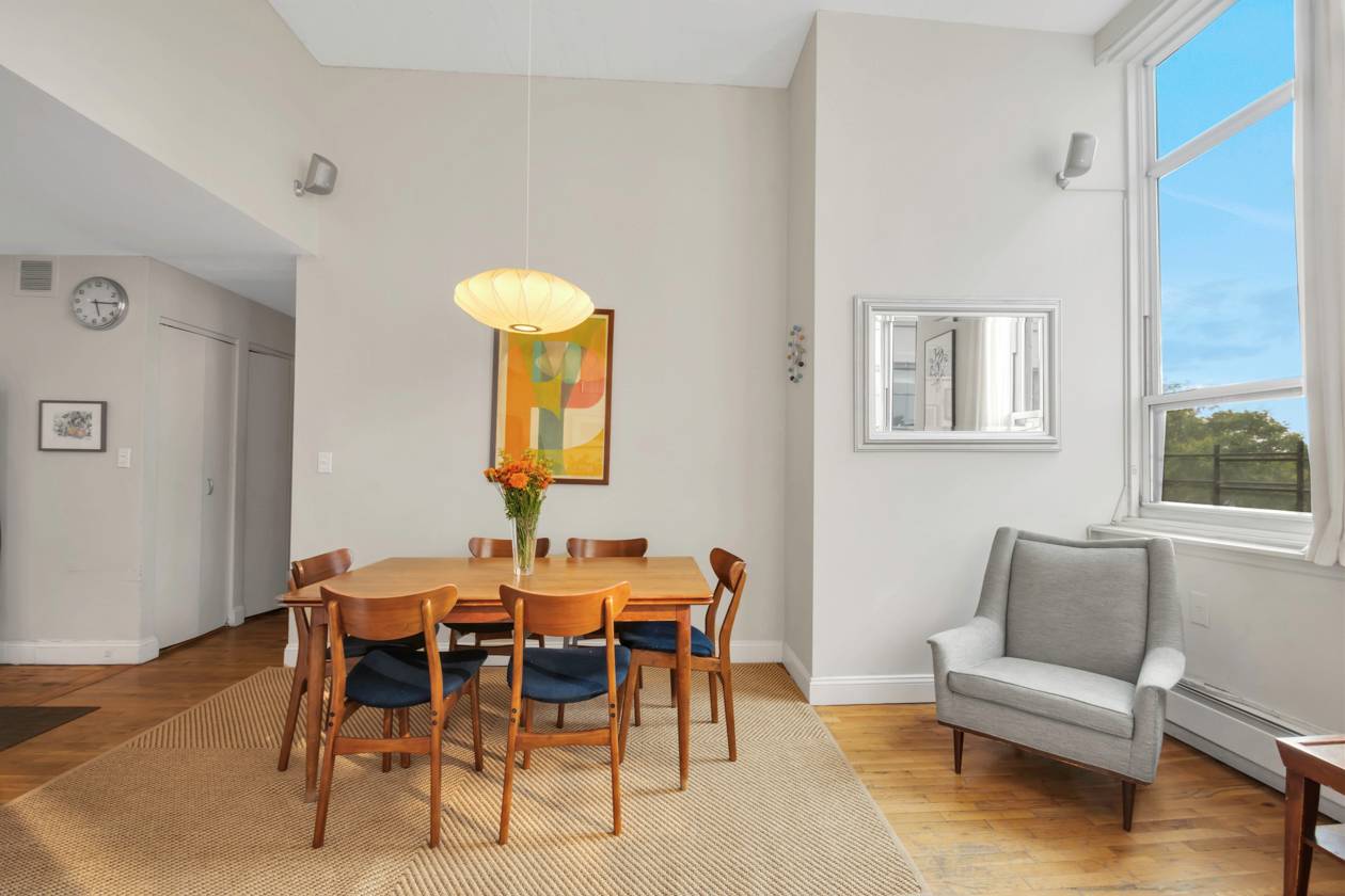 Let the sun shine in ! This west facing true loft features oversized windows that let in abundant light all day long, with spectacular sunsets and a peek of the ...