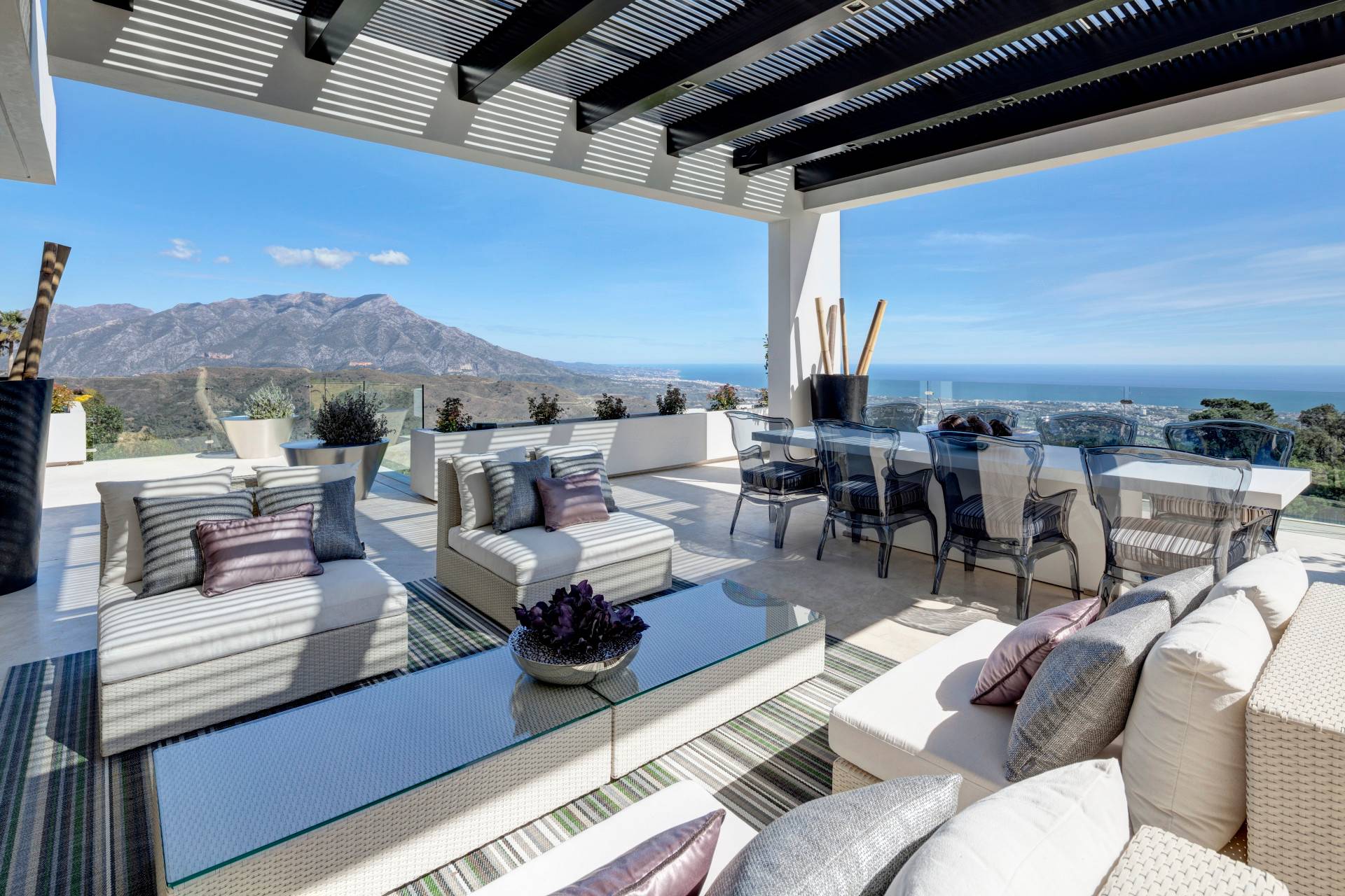 This luxury villa with infinity swimming pool and fantastic panoramic views towards the sea and mountains is located in the protected natural area of La Zagaleta Country Club, one of ...