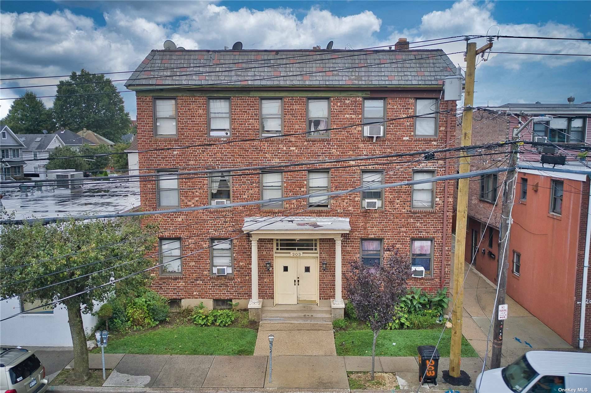 Expand your portfolio with this 15 unit multifamily apartment building, located on Willis Avenue in the heart of Mineola.