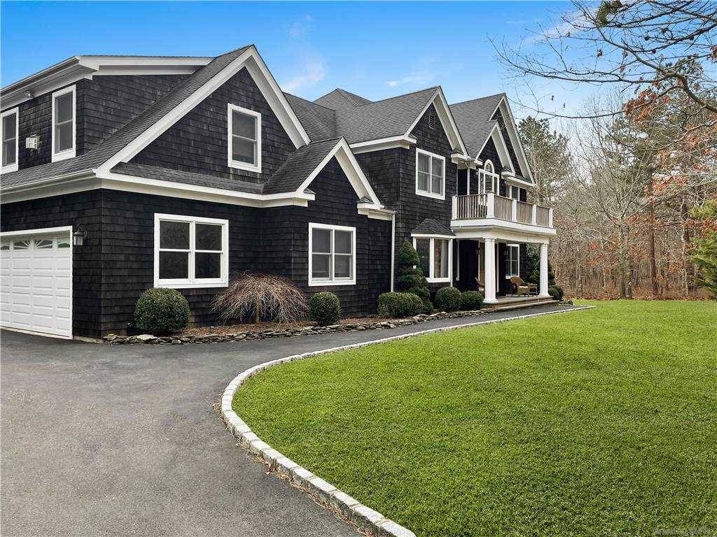 An architectural master piece located in Southampton Pines 5 bedrooms, 3.