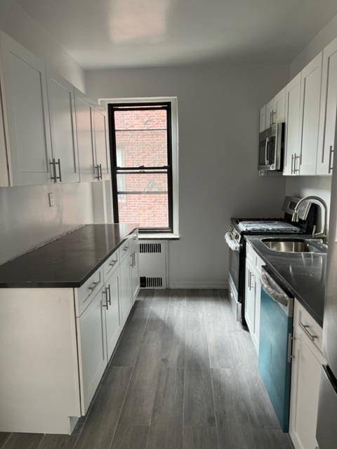 Stunning 2 Bedroom coop located in the Brooklyn College area.