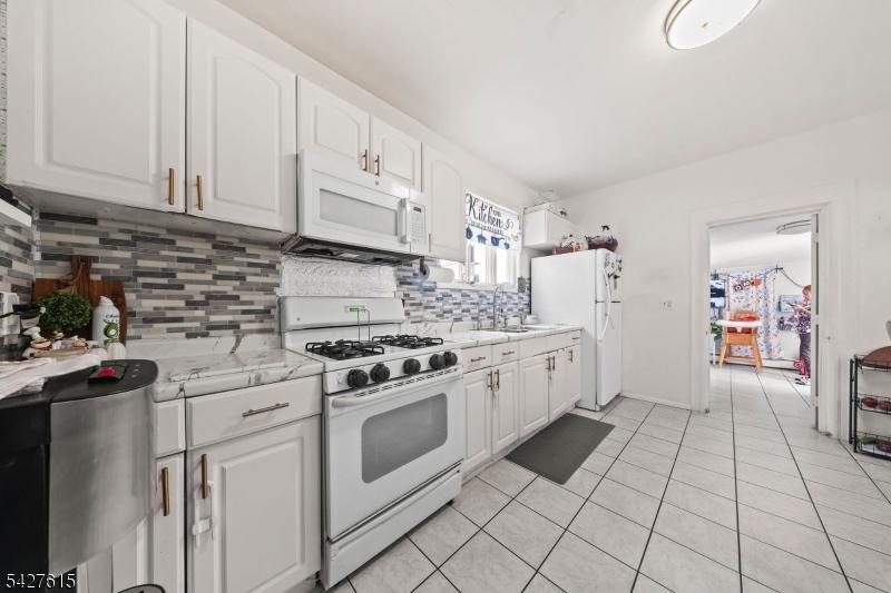 Bright-Eat-in KItchen