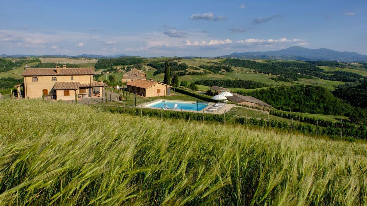 125-hectare property with three buildings, panoramic swimming pool, 2 hectares of garden and views of the Tuscan hills, for sale in Montalcino.