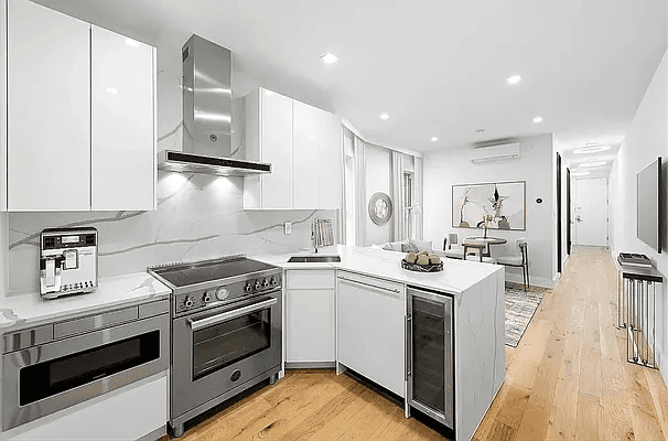 MASSIVE 5 BEDROOM HOME WITH 3 FULL BATHS Welcome to unit 4 2nd floor at 1436 Pacific Street !