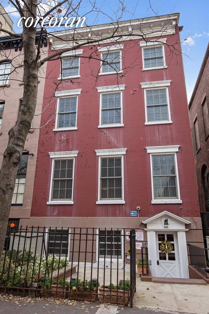 66 Cranberry Street offers a rare opportunity to own a fully renovated and historical multi family townhouse located in the center of a spectacular Brooklyn Heights location.