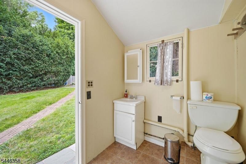 So Convenient with Pool Nearby