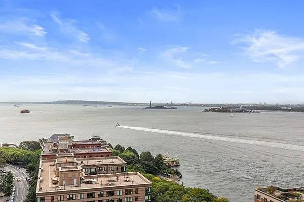 LUXURY APARTMENT on HUDSON RIVER amp ; STATUE OF LIBERTY !