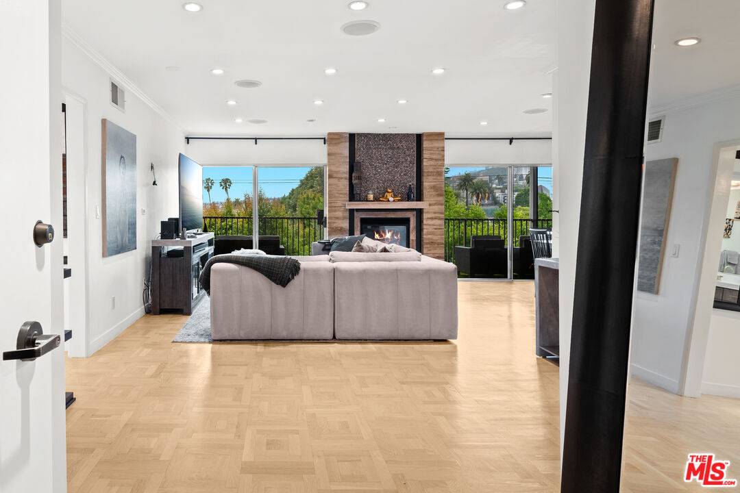 949 N Kings Rd 2BR Sunset Strip La