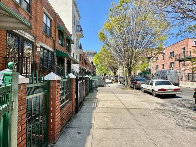 Presenting to you is a huge two bedroom apartment located at the crossroads of Bedford Stuyvesant and Bushwick.