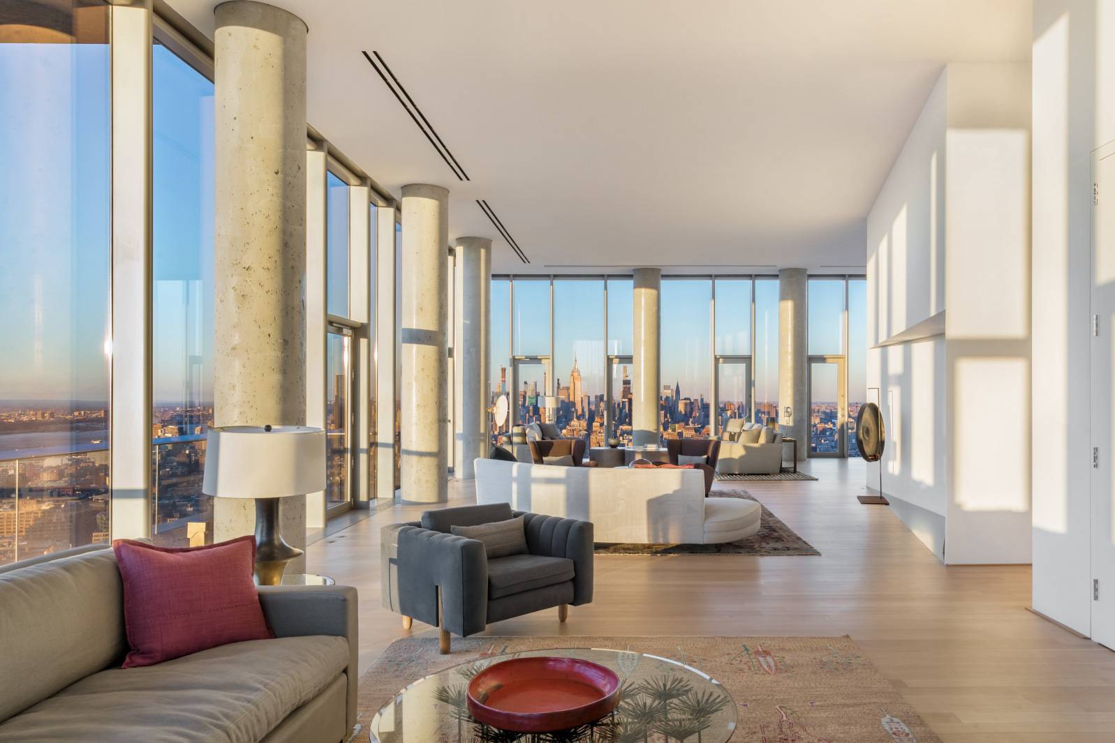 INTRODUCING THE LARGEST PENTHOUSE IN 56 LEONARD Towering over downtown Manhattan, this penthouse in the sky is perched atop the iconic 56 Leonard Street, a pillar of historic Tribeca.