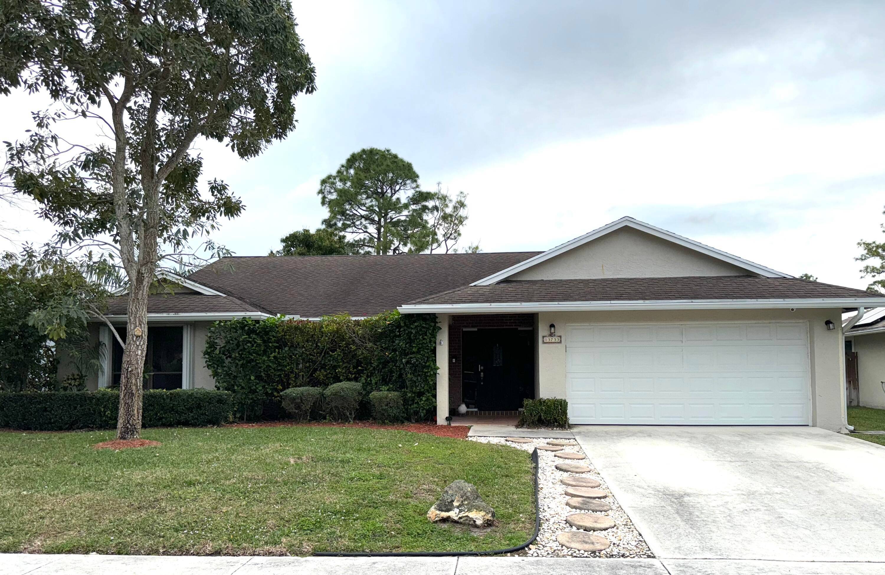 NO HOA ! IN THE HEART OF WELLINGTON, 3 2 HOUSE PORCELAIN TILE THRU OUT EXCEPT FOR BEDROOMS, ROOM FOR POOL, GRANITE TOPS IN KITCHEN SS APPLIANCES, ETC.