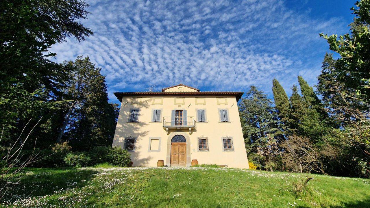 Prestigious historic villa with park for sale near the town of Sansepolcro, in the province of Arezzo, Tuscany.
