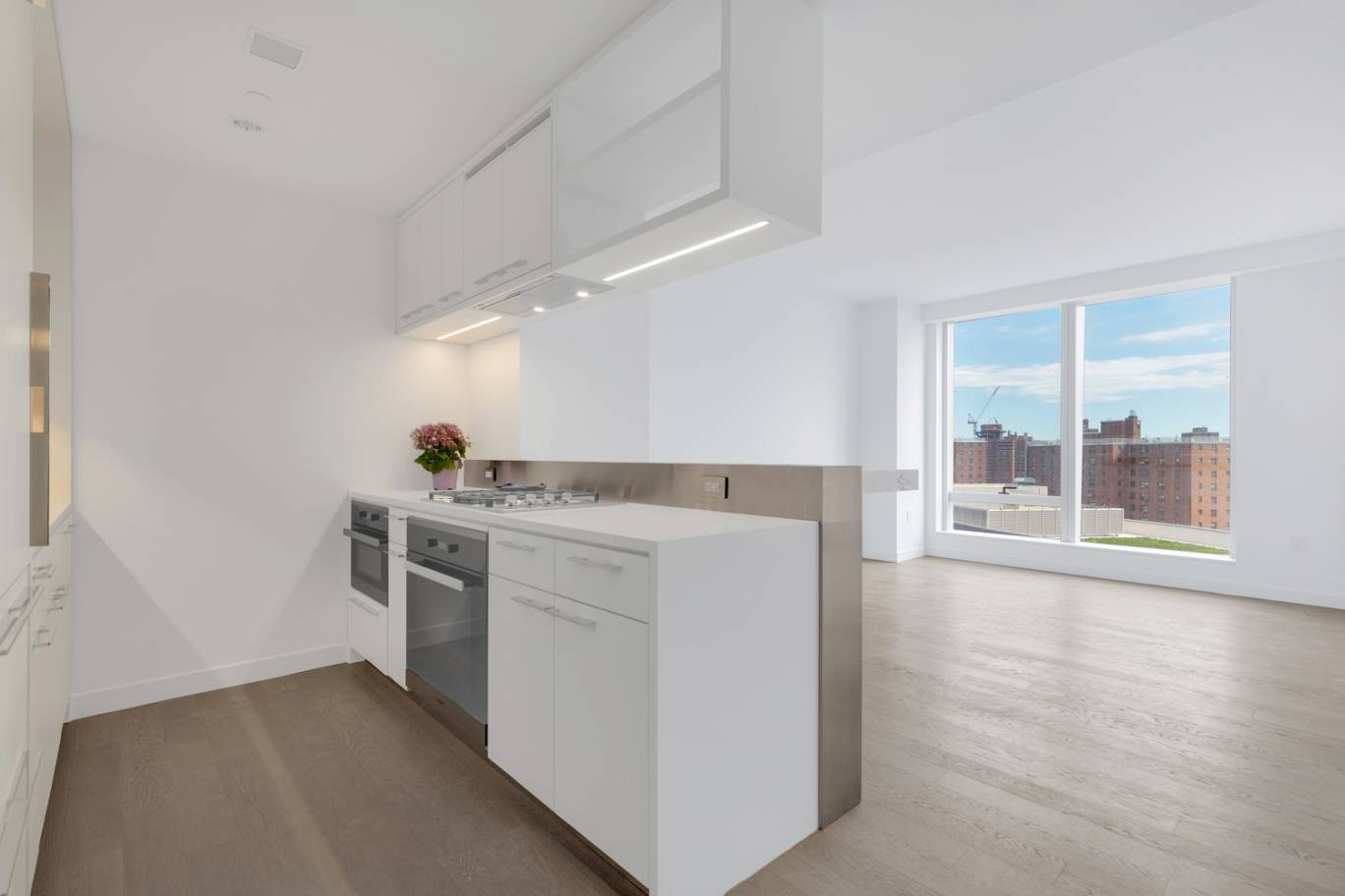 Come home to One Manhattan Square, a new luxury full service, fully amenitized condo building in the heart of Lower East Side.