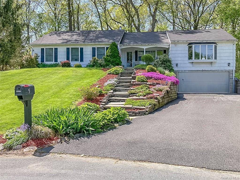 Nestled away on a quiet cul de sac amongst an excellent close knit neighborhood, you will find this perfect home in the sought after Washingtonville School District !
