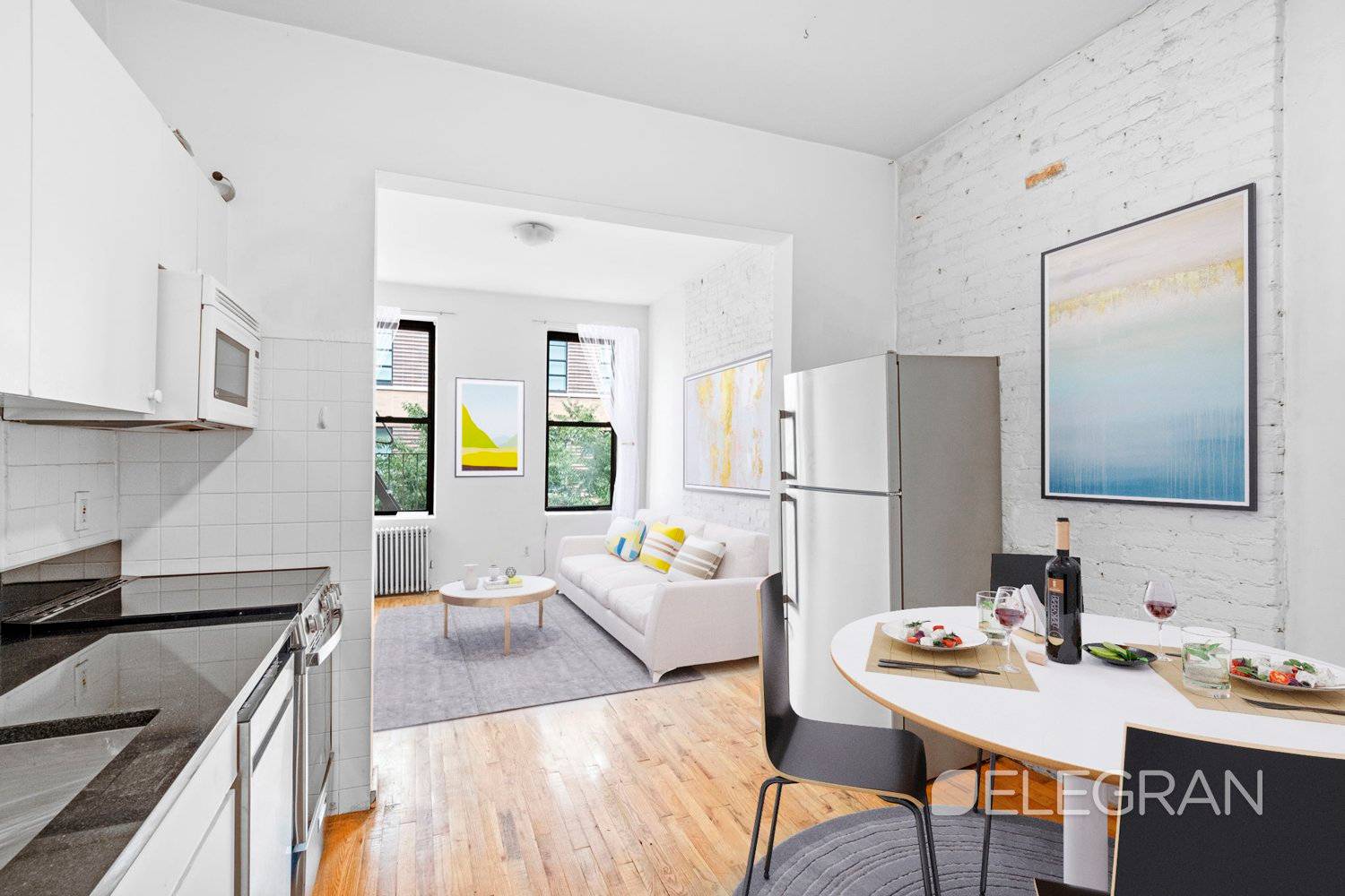 Located in the beating heart of SoHo, this newly renovated true 1 bedroom apartment is a true haven for creatives !