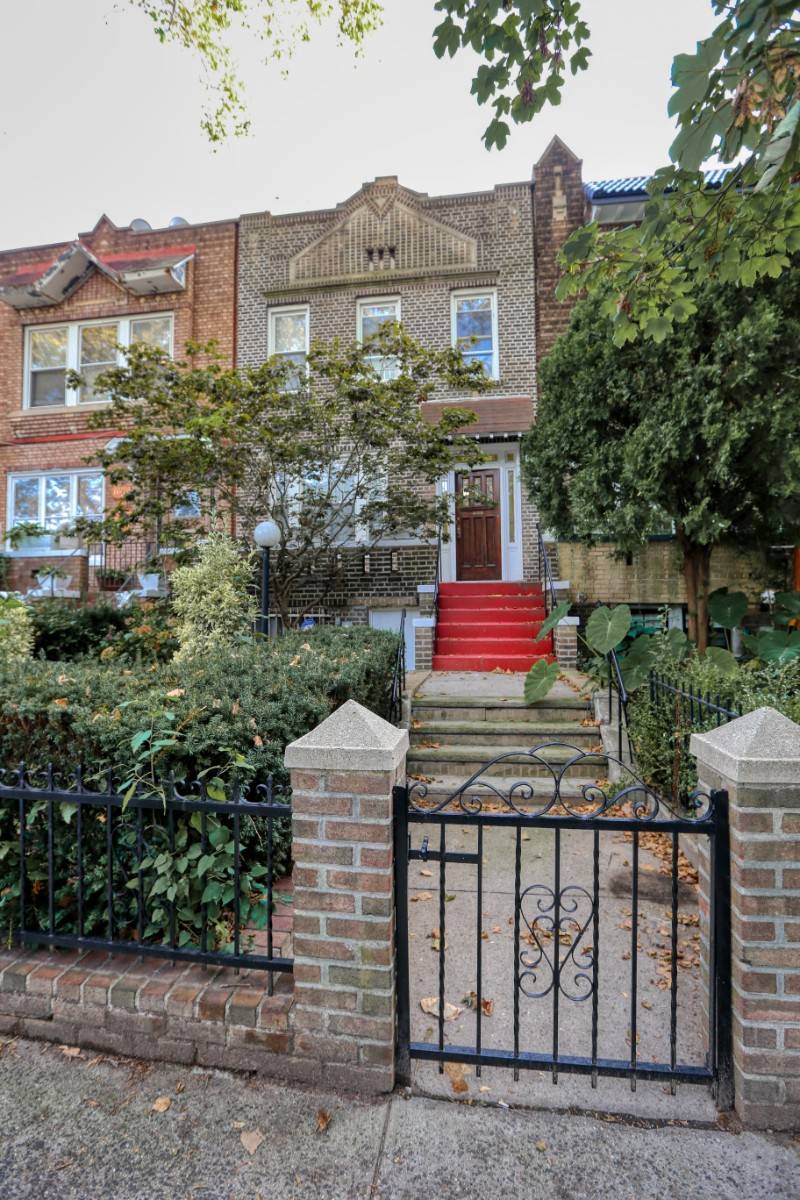 Welcome to Crown Heights the perfect way, this amazing townhouse has fantastic period detail.