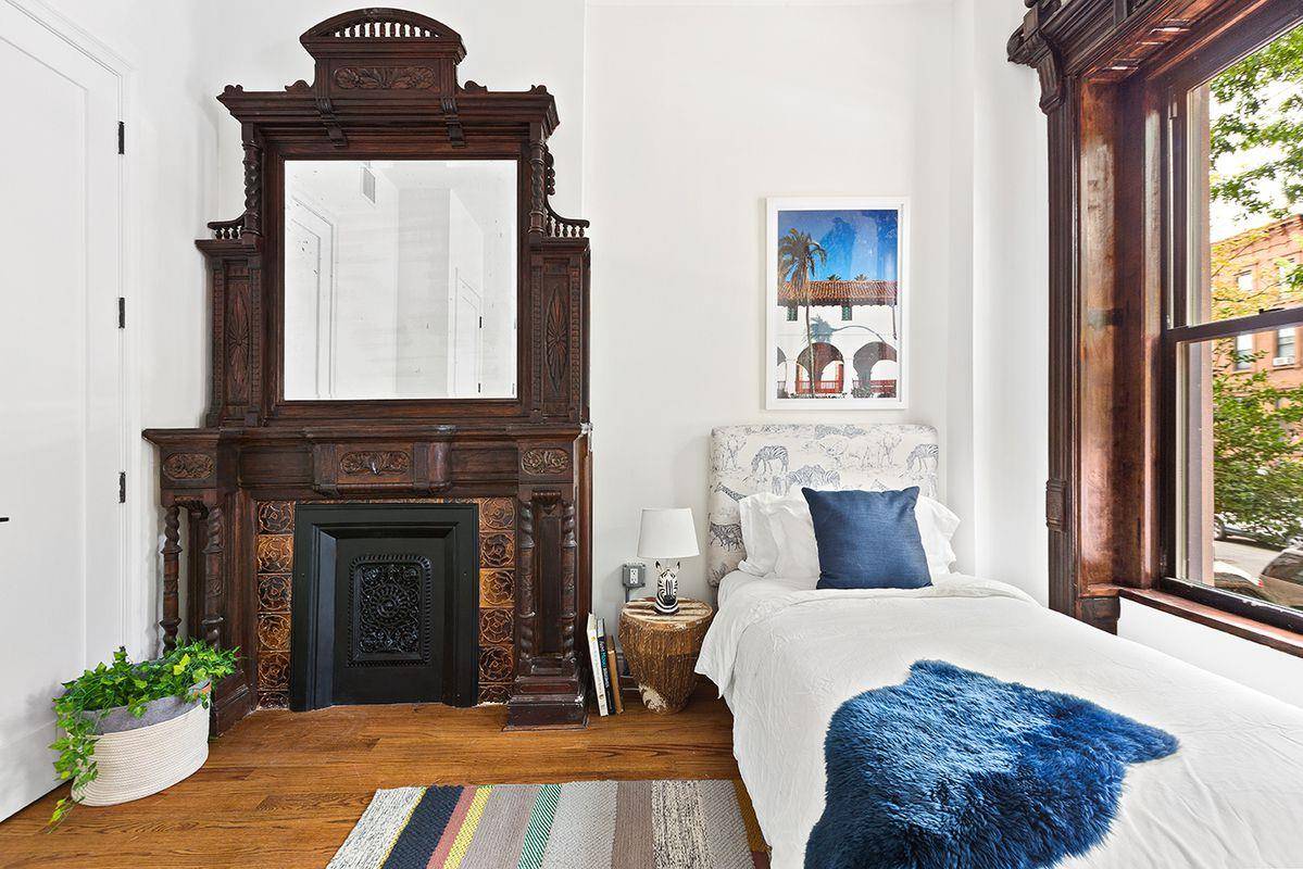 Residence 2 at 437 Putnam Ave, located on the parlor level, is the perfect apartment for the discerning buyer who wants a modern touch to the classic Brownstone home.