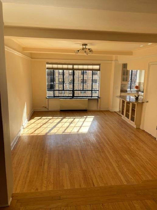You have hit the jackpot with this beautiful studio at 10 Park Avenue.
