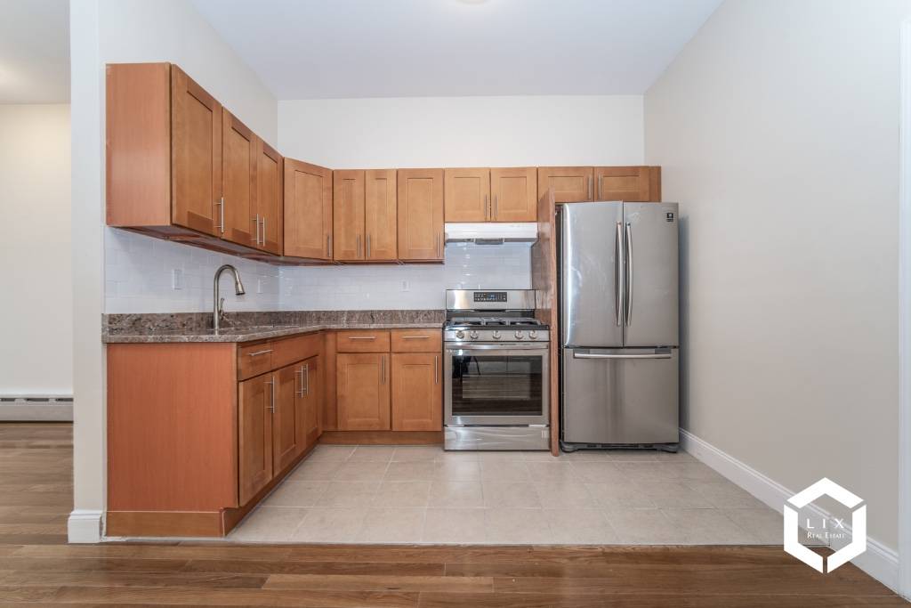 Top Floor Completely Remodeled 4 Bedrooms 2 Bathrooms Apartment near 2 amp ; 5 Trains !