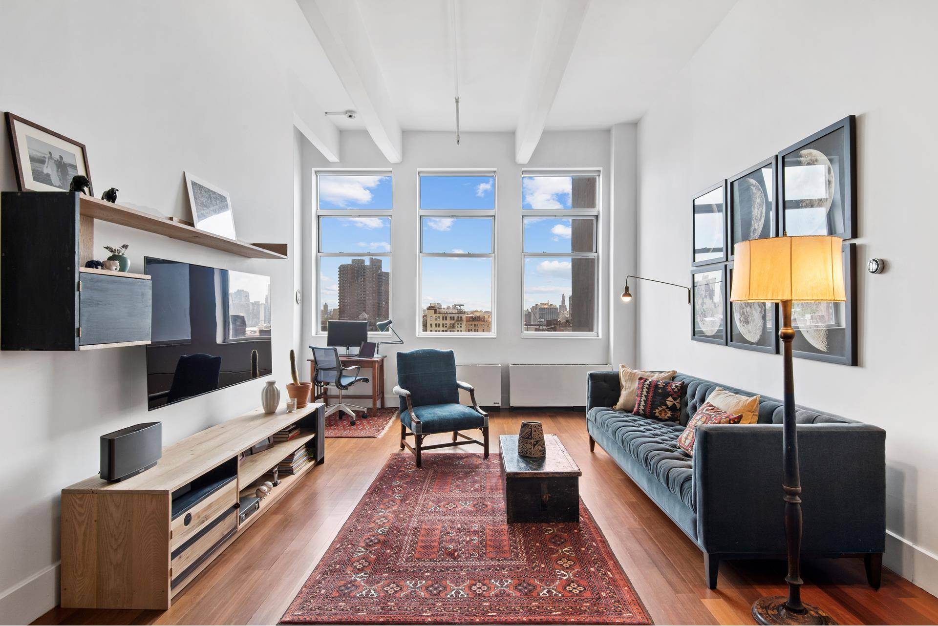 This beautiful loft in one of the most iconic buildings in Williamsburg features 2 bedrooms and 2 bathrooms facing South with beautiful views of Downtown Brooklyn and the Manhatthan Bridge.