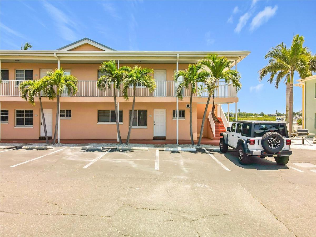 This is a 1st floor condo with 950 sq ft, sitting directly on the Intracoastal Waterway.