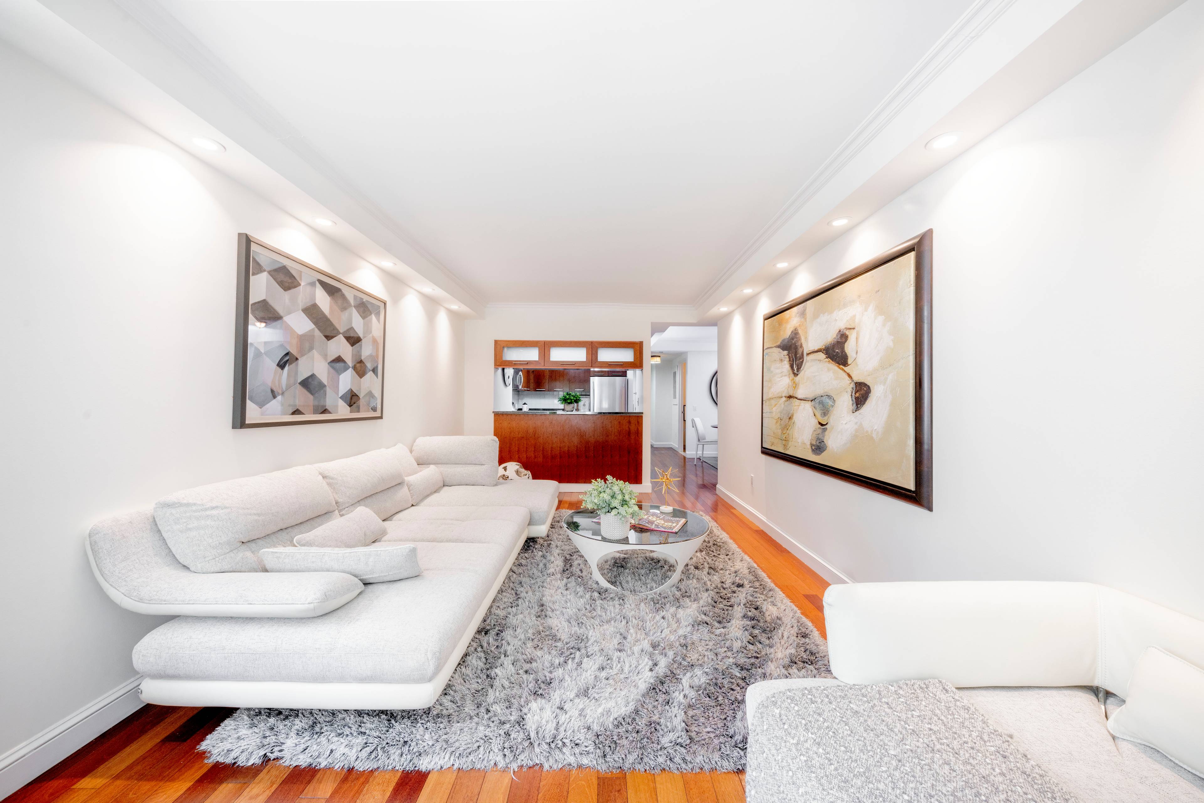 Welcome to this full service luxury condominium at the cultural heart of Manhattan, where Gramercy meets the Flatiron District and Park Avenue South.