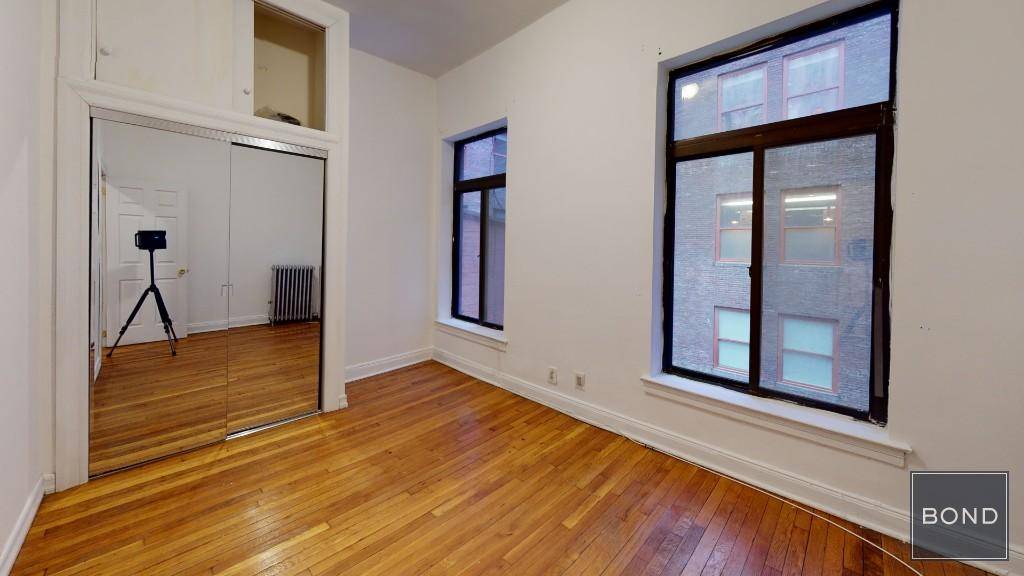 No Fee ! Incredible 2 bedroom apartment available at 33rd and Madison Avenue.