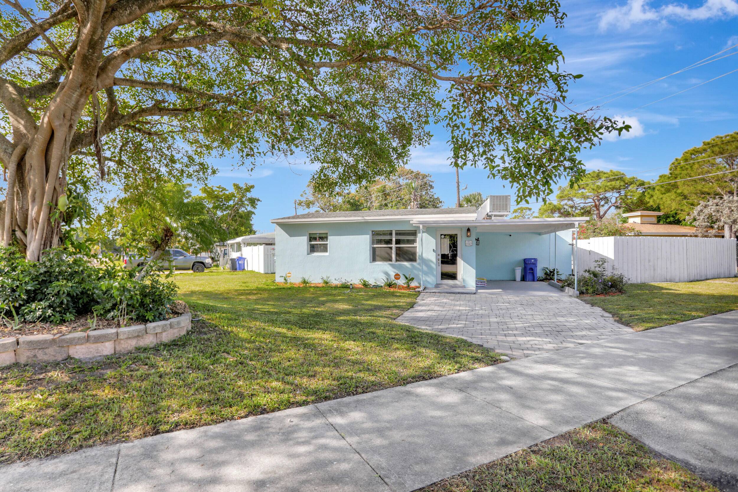 Welcome to this quaint 2 Bedroom 1 Bathroom home plus family room nestled in the Cresthaven neighborhood of Pompano Beach.