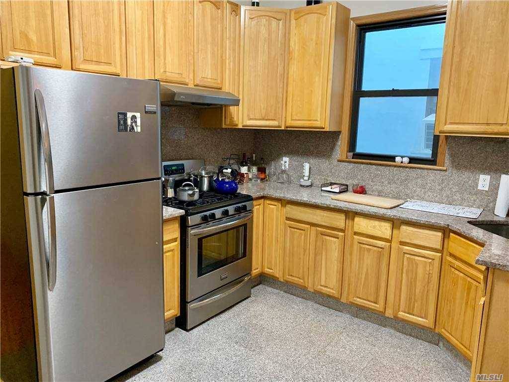 Beautiful 2nd Floor Apartment in the Heart of Rockville Centre.