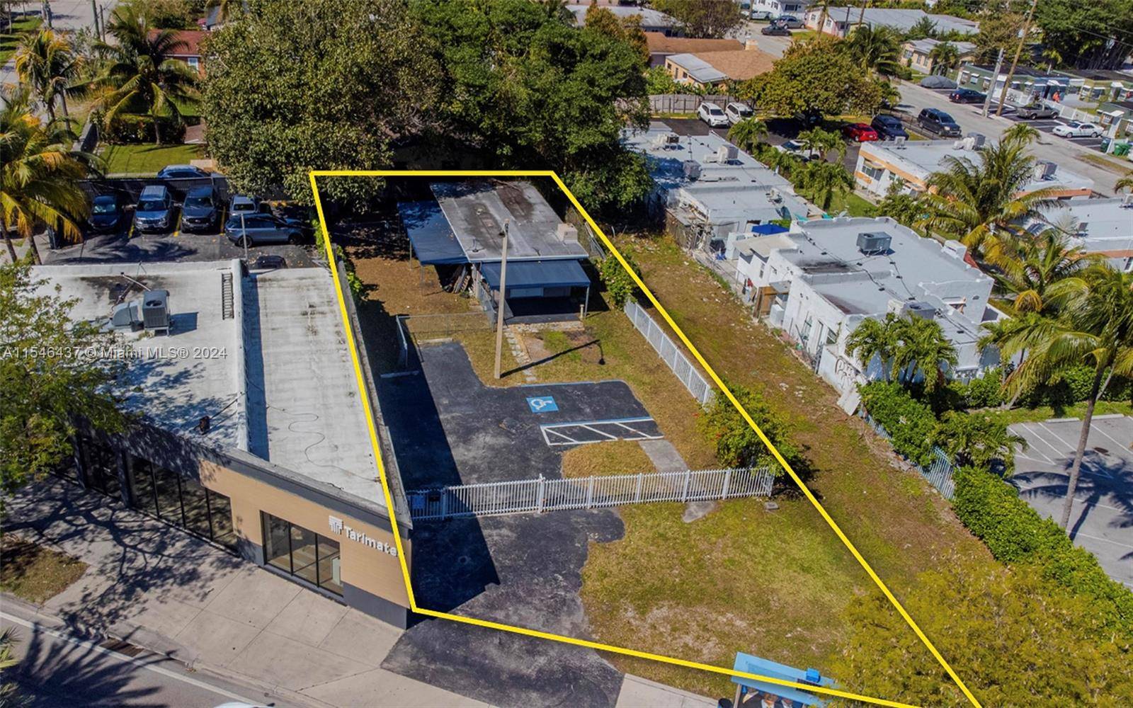 Opportunity to lease a building and lot in North Miami on Biscayne Boulevard, Miami s main corridor.