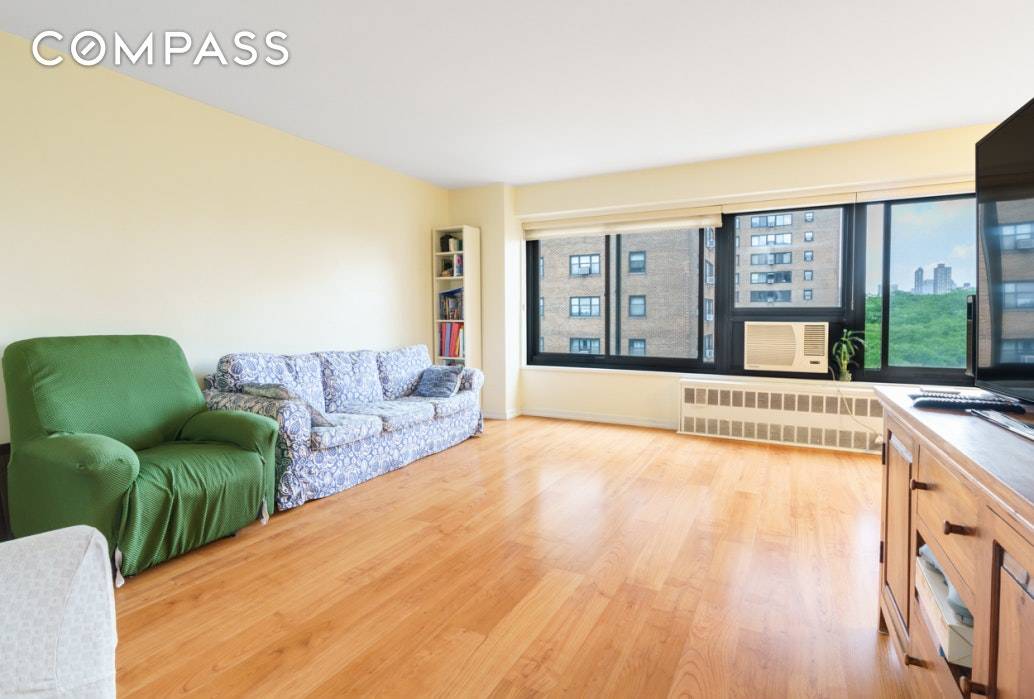 Modern 3br, 1. 5 bath unit perched on the 8th floor overlooking Manhattan.
