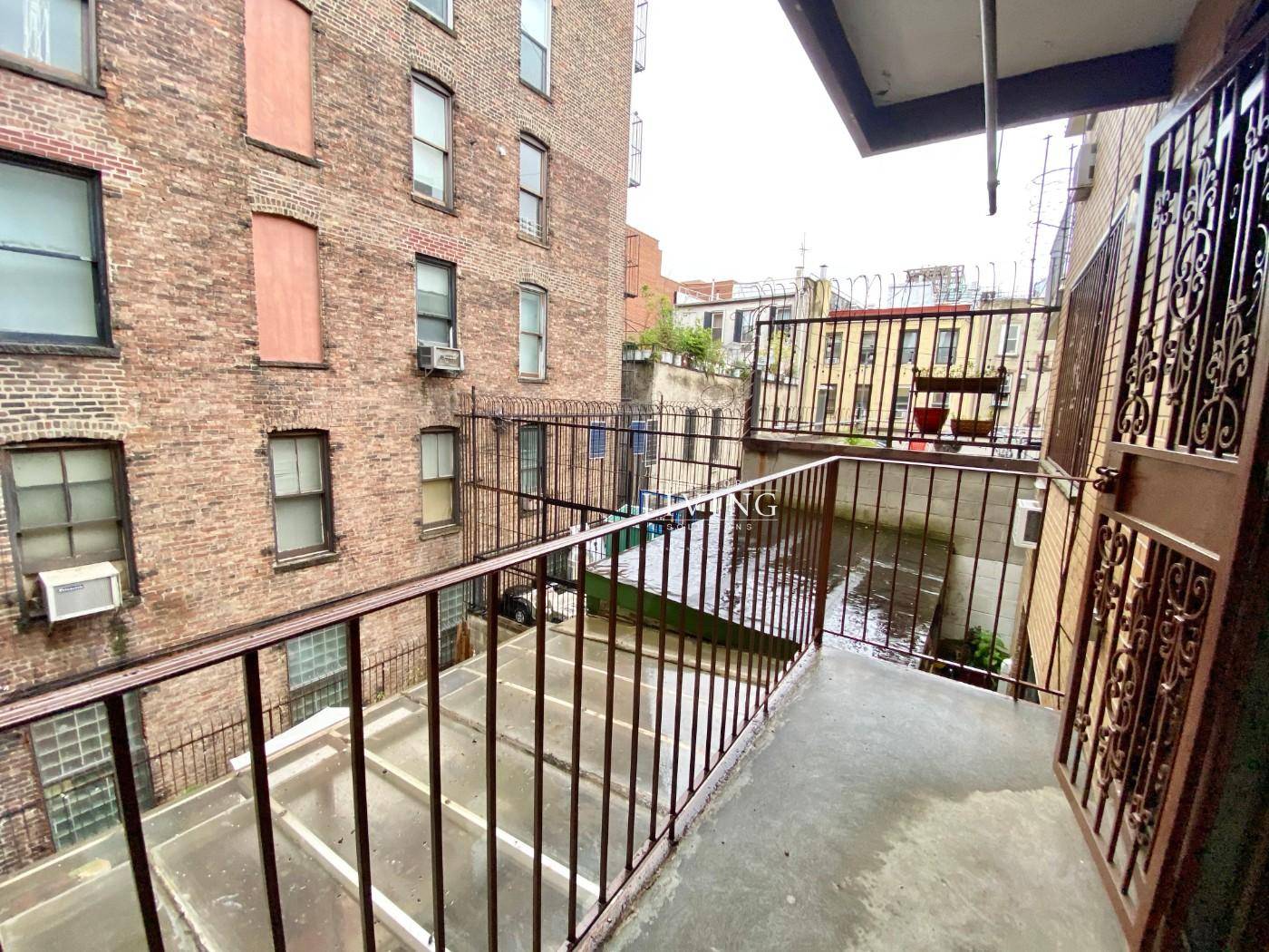 NO FEE Spacious corner 1 bedroom plus Home office with great natural light and a large private balcony.
