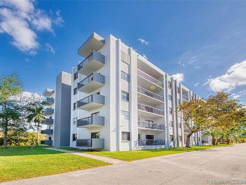 Bright and spacious 3 bedroom in the heart of Hallandale Beach.