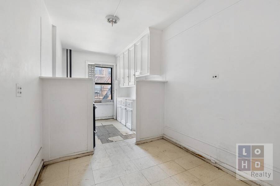 Bright amp ; Spacious Pre War 1 Bedroom in Elegant Art Deco Building Welcome to this generously sized one bedroom apartment on the fifth floor of a stunning pre war, ...
