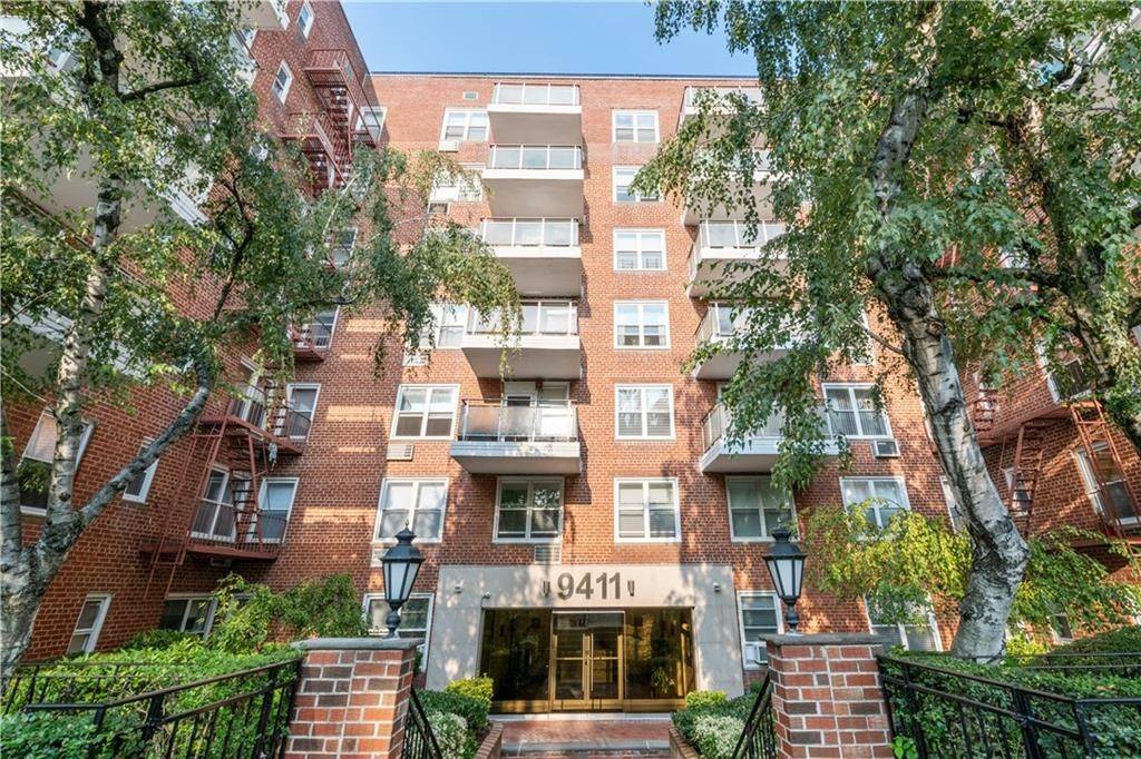 Discover Tranquility amp ; Luxury in Bay Ridge Nestled within the heart of Bay Ridge, you'll find this immaculate 2 bedroom Co Op, a gem that stands out in a ...