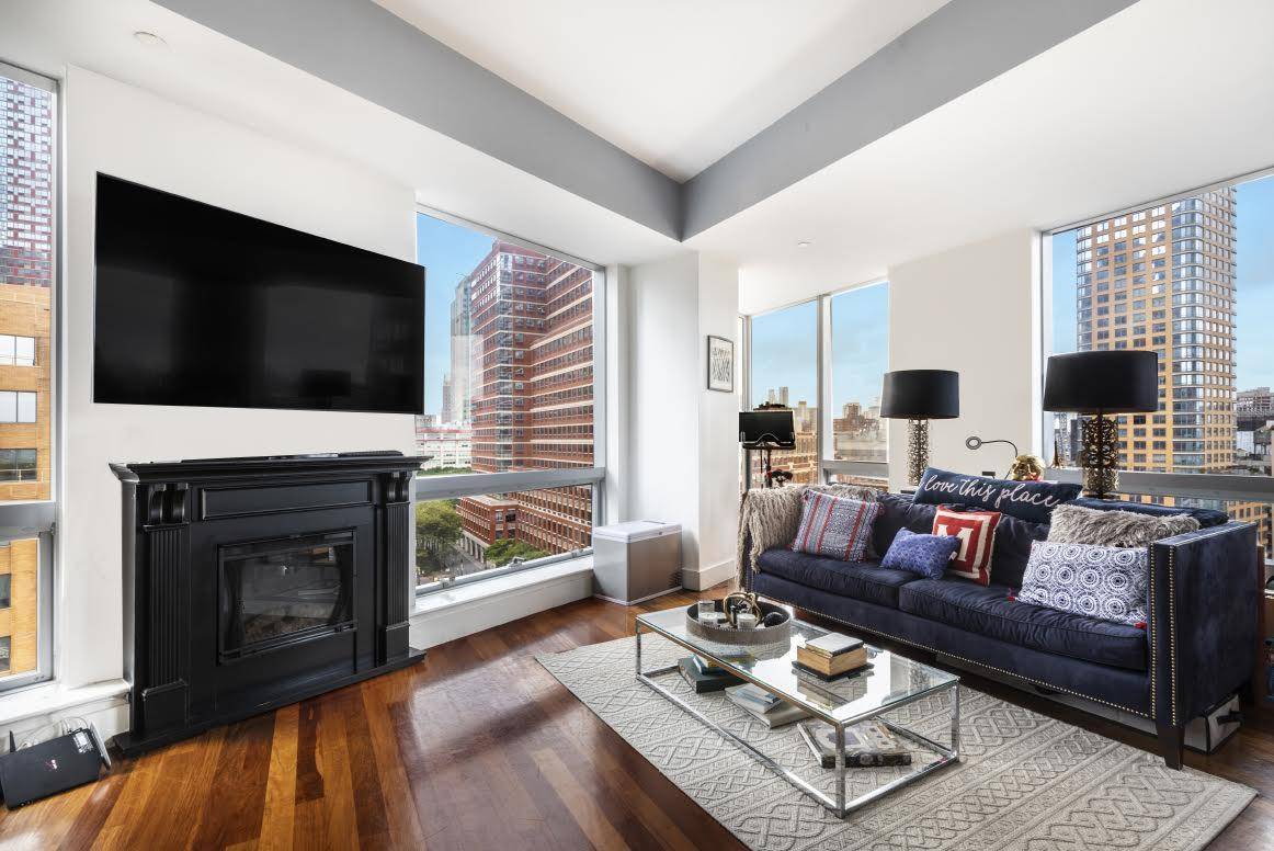 This beautiful corner unit, two bedroom two bathroom is perfectly juxtaposed to face directly towards the freedom tower and right up the Manhattan Bridge with panoramic city views.