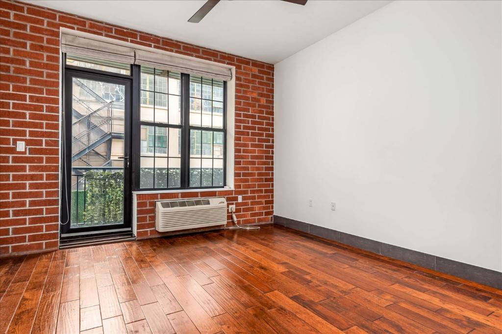 Evoking LICs industrial past, the Factory House brings a sleek warehouse feel into inviting living spaces, this exquisite 1 bedroom 1 bathroom spans across a spacious 654 SF 120 SF ...