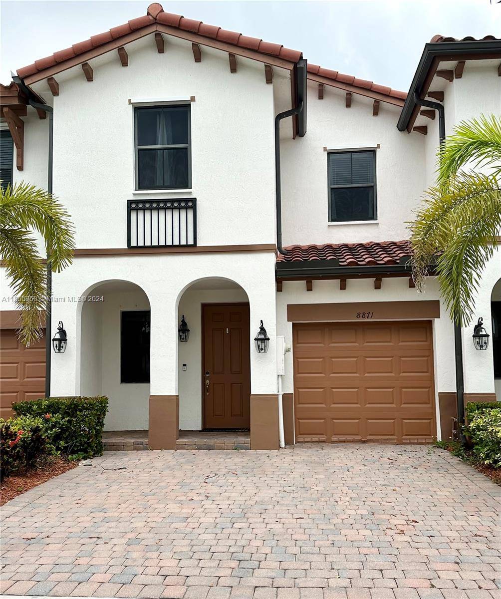 Are you searching for a spacious, modern townhouse situated in the heart of Doral ?