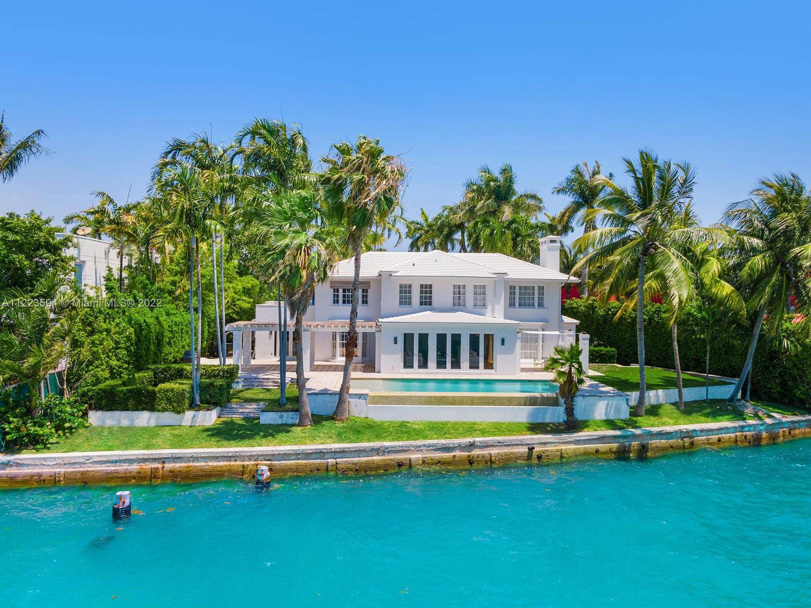 Beautifully furnished rental on the Venetian Islands offering 137 ft.