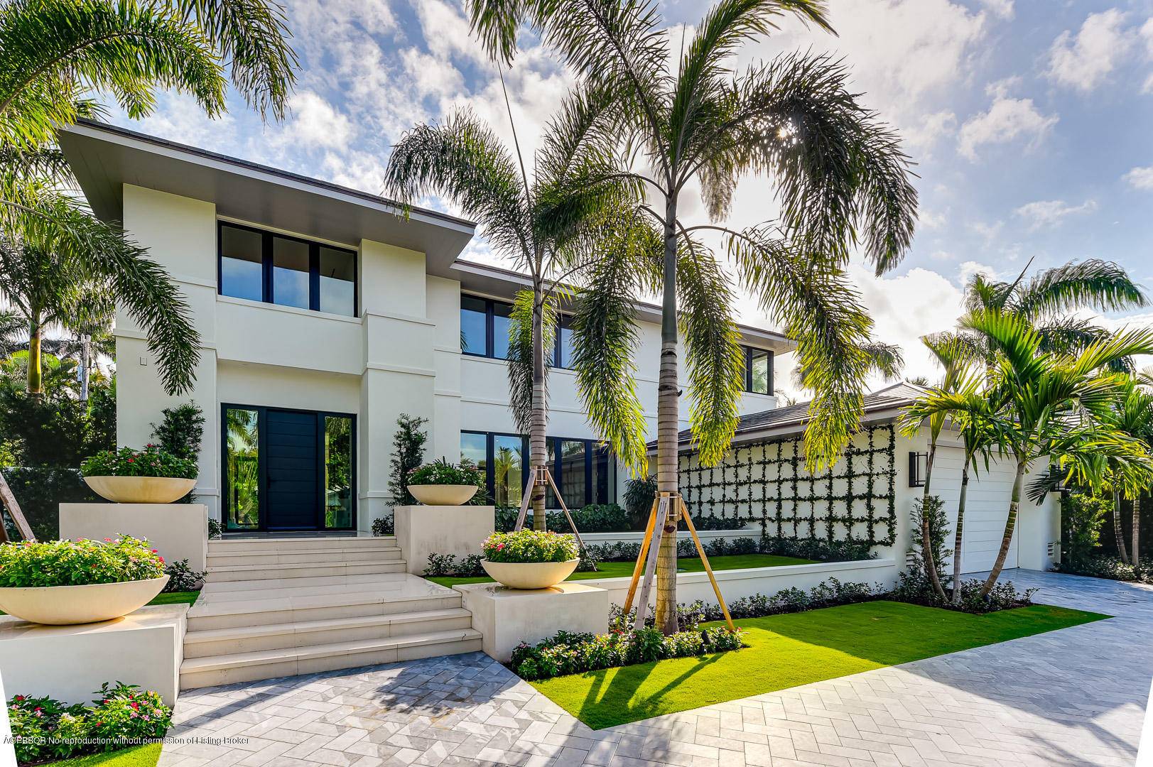Chic and Sophisticated new contemporary home close to town.