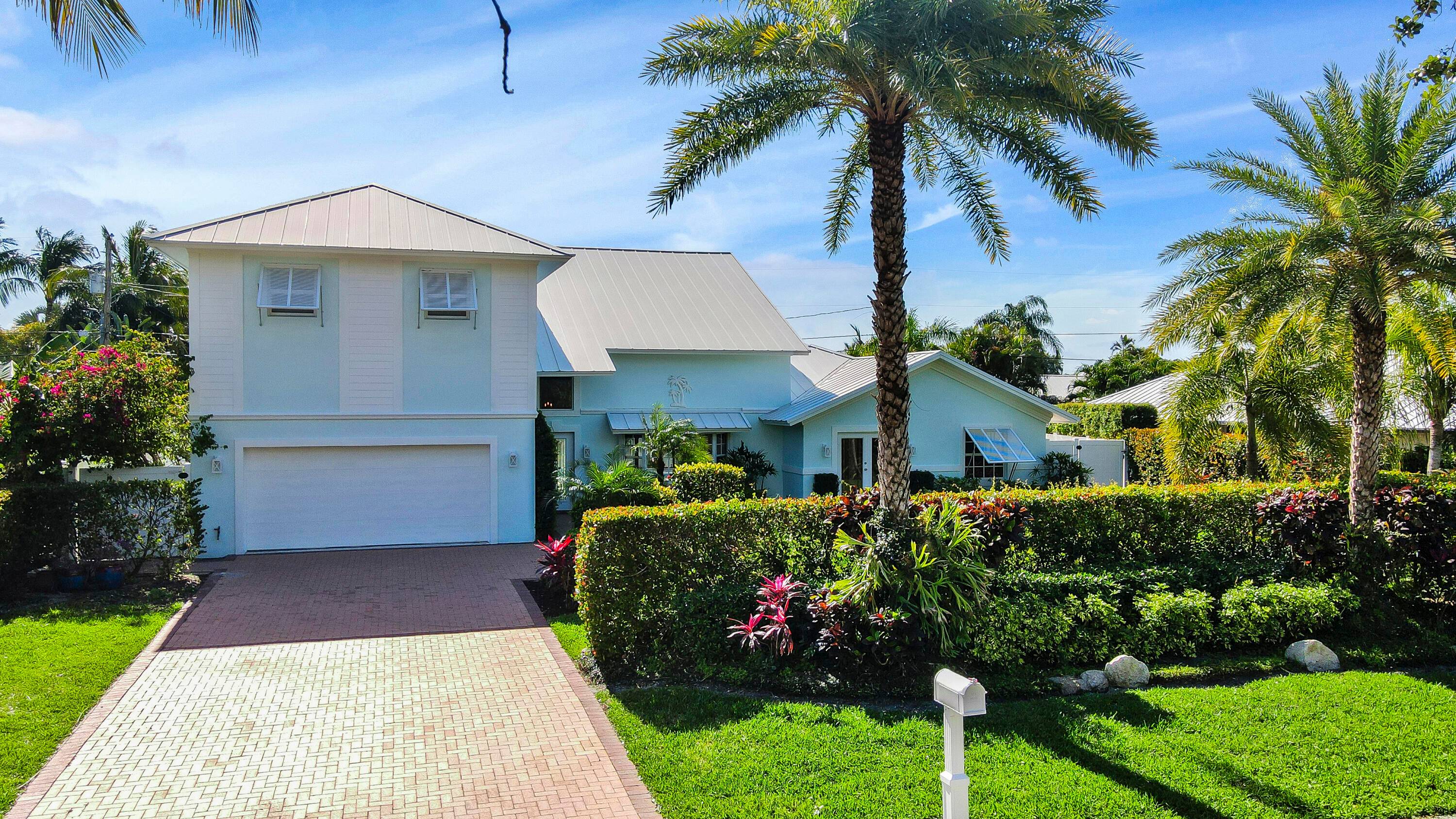 Come see this AMAZING 4 bedroom, 3 bathroom POOL home in Jupiter, Florida !